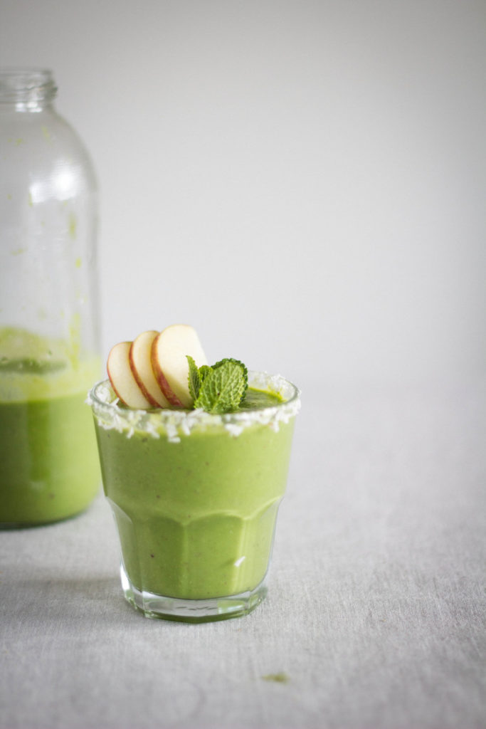 Banana+and+spinach+smoothie+w_+mint+and+coconut