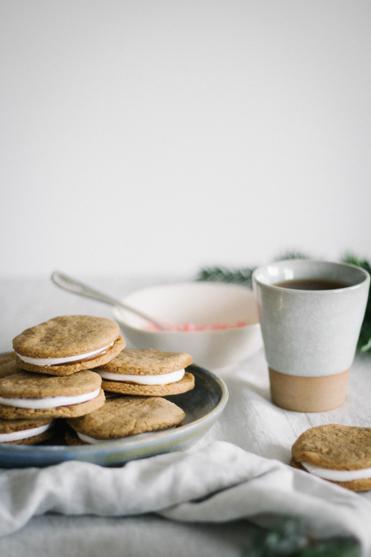 CHRISTMAS ROOIBOS GINGERBREAD SANDWICH COOKIES WITH CARAMEL & MARSHMALLOW MERINGUE FROSTING