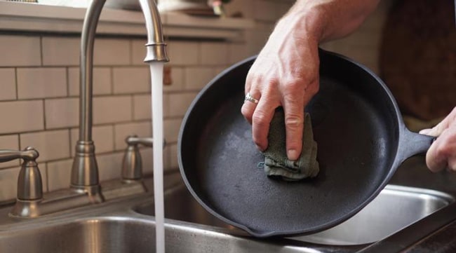 carbon-steel-pan-cleaning-with-Sponge